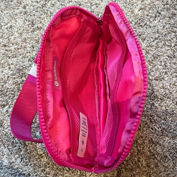 Lululemon Everywhere Belt Bag Sonic Pink - Picture 5 of 5